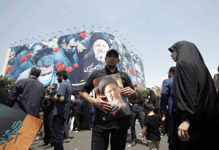 İran Dini Lideri Hamaney, Cumhurbaşkanı Reisi’nin Cenaze Namazını Kıldırdı