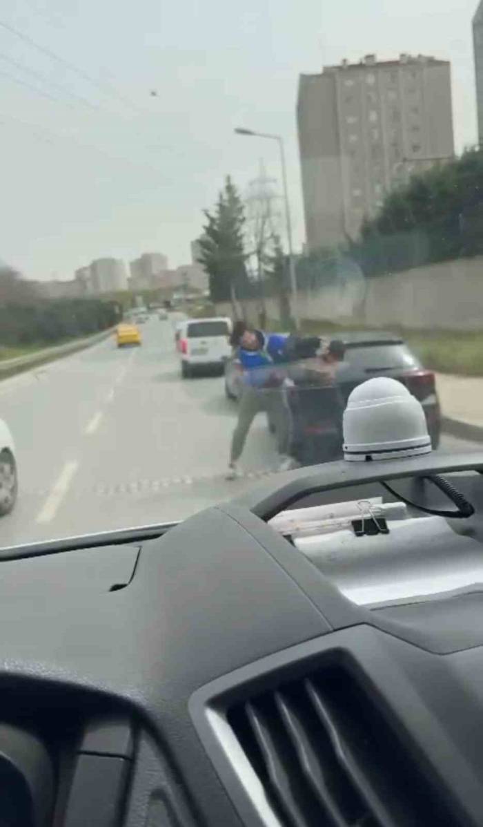 İstanbul’da Trafikte Boks Ringini Aratmayan Kavga Kamerada: Karşısındakini Yumrukladı