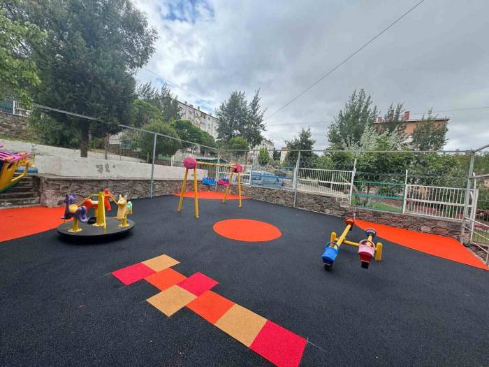 Çocuk Parkları Ve Tartan Pistler Onarılıyor