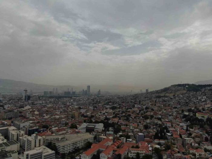 İzmir’de Hava Griye Döndü, Çöl Tozu Sis Gibi Kente Çöktü