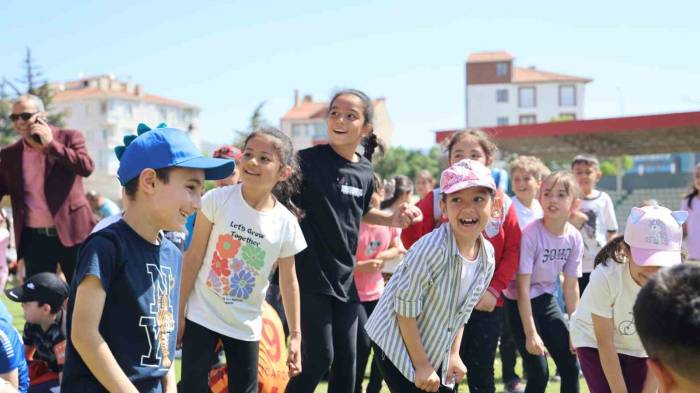 Geleneksel Çocuk Oyunları Yarışmaları Şenliğe Dönüştü