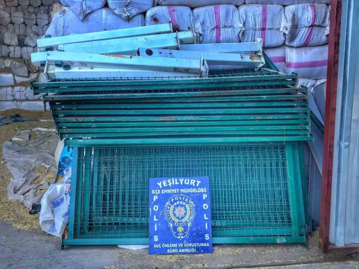 Kamu Kurumundan Demir Çit Çalan Hırsızlar Yakalandı