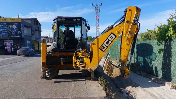 İş Makinesinin Açık Bırakılan Bomu Yayaya Çarptı