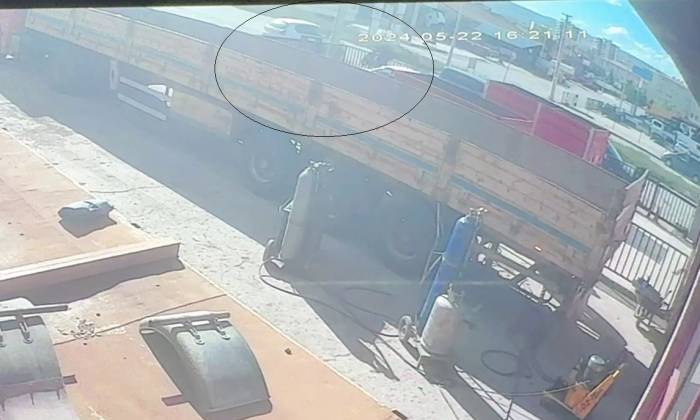 Otomobil İle Motosiklet Çarpıştı, Kaza Anı Kameraya Yansıdı