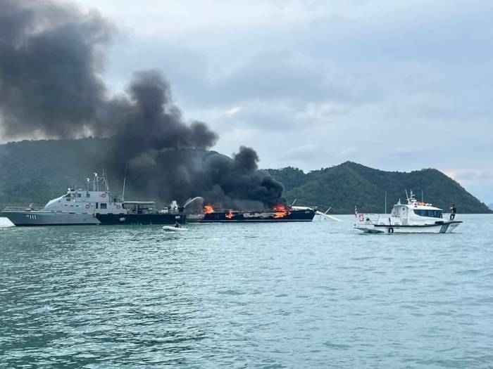 Tayland’da 34 Metrelik Süper Yat Alev Alev Yandı