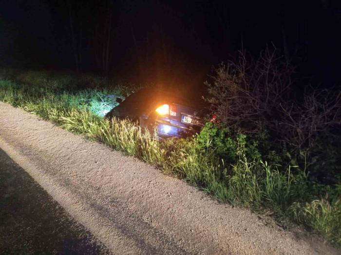 Kontrolden Çıkan Otomobil Toprak Alana Savruldu; 1 Kişi Yaralandı