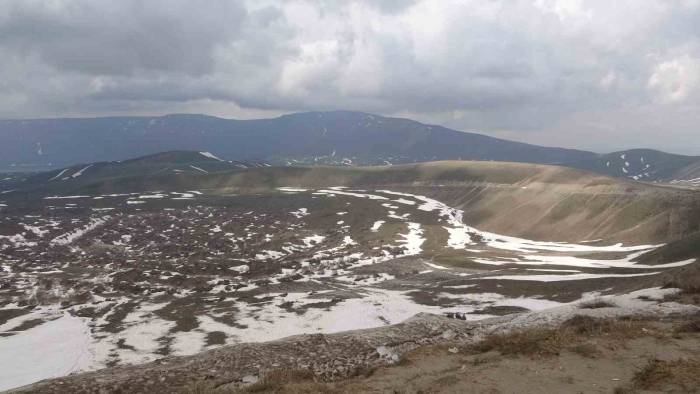 Nemrut Krater Gölü’nde İki Mevsim Bir Arada Yaşanıyor