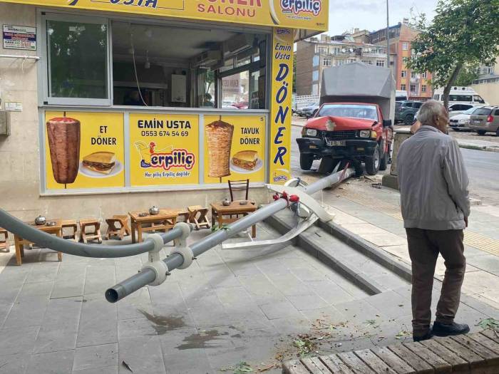 Aydınlatma Direği Faciayı Önledi