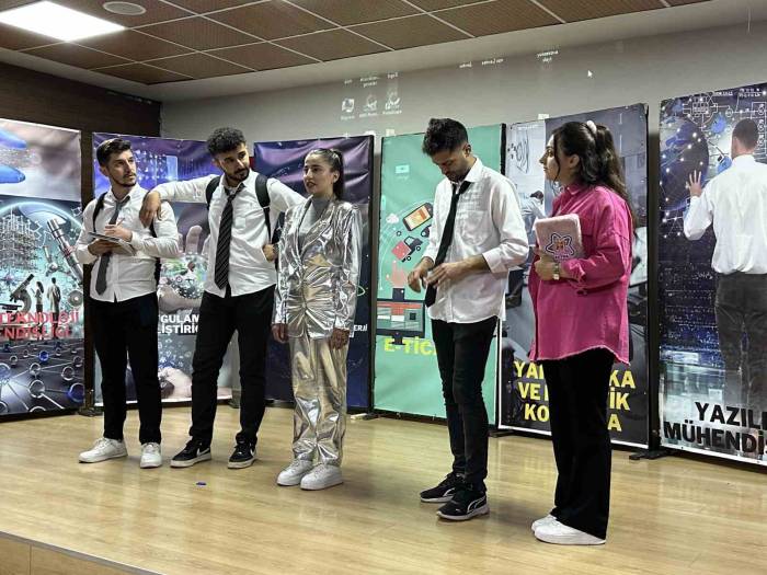 Yüksekova’da “Geleceğin Teknoloji Yıldızları Yetişiyor” Programı Tiyatroyla Tanıtıldı