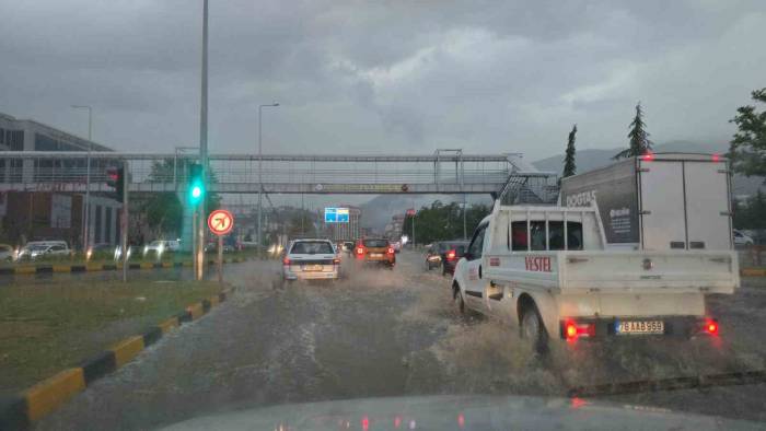 Sağanak Sonrası Yollar Dereye Döndü, Tarihi Konağın Duvarı Çöktü