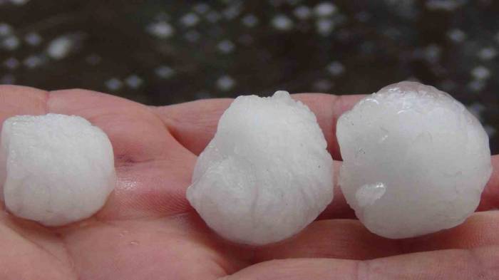 Kars’ı Ceviz Büyüklüğünde Dolu Vurdu