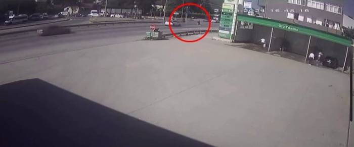 Yolun Karşısına Geçmek İçin Koşan Gence Otomobil Çarptı: Kaza Anı Kamerada