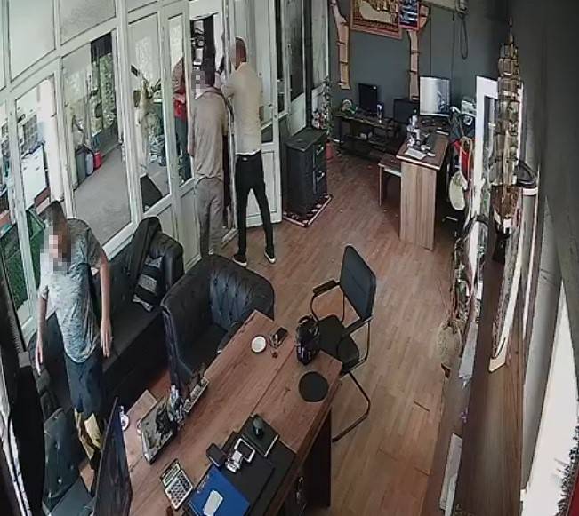 İş Yerine Satırlı, Sopalı Baskın Anı Saniye Saniye Kamerada