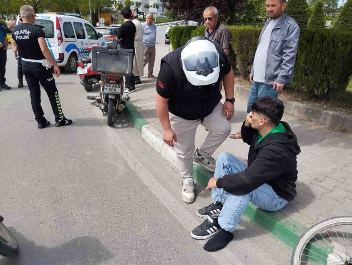 Otomobille Çarpışan Motokurye Yaralandı