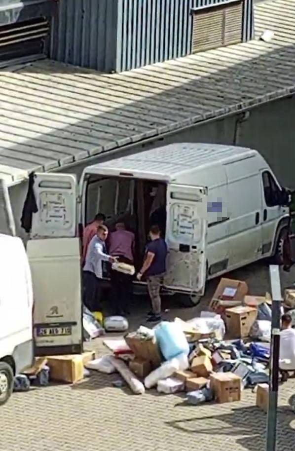 Kargo Çalışanlarının Pes Dedirten Çalışma Yöntemi: Paketleri Böyle Fırlattılar