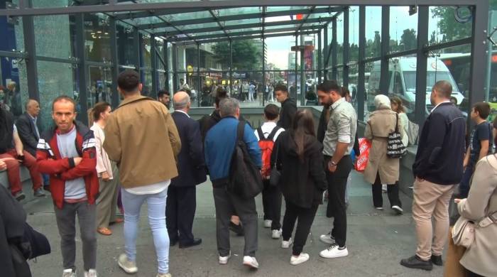 Şişli-mecidiyeköy Metro İstasyonu’nda Bir Genç Kız Raylara Atlayarak İntihar Etti