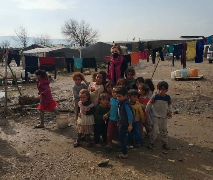 Saime Öğretmenden Örnek Hikâye: Sanatın Gücüyle Mültecilere Ve Depremzedelere Umut Işığı Oldu