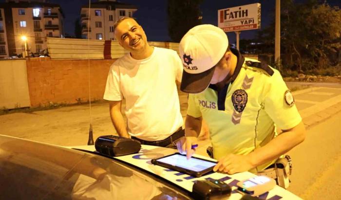 3. Kez Alkollü Yakalanan Sürücü, Gülerek “İnsanlık Hali” Dedi