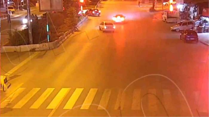 Ani Manevrayla Otomobile Çarpmaktan Son Anda Kurtuldu: O Anlar Kamerada