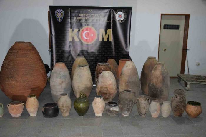 Amasya’da Devriye Gezen Bekçiler Fark Etti, Minibüste 26 Tarihi Küp Ele Geçirildi