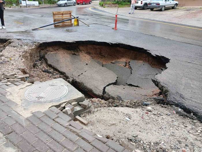 Ankara’da Şiddetli Yağışta Bazı Yollar Çöktü