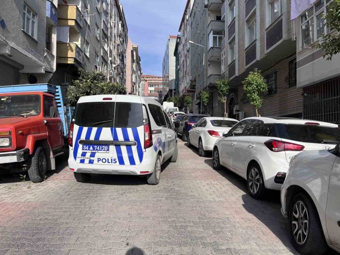 Bahçelievler’de Seyir Halindeki Araca Silahlı Saldırı Anı Kamerada