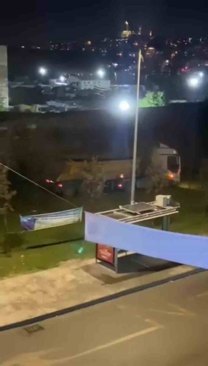 Freni Tutmayan Vinç Ve Kamyon Yeşillik Alana Girdi