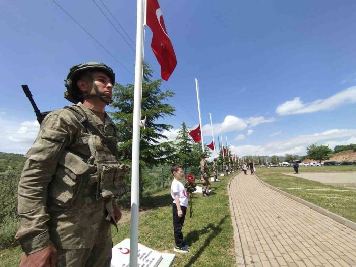 Bingöl’de 31 Yıl Önce Şehit Edilen 33 Er Anıldı