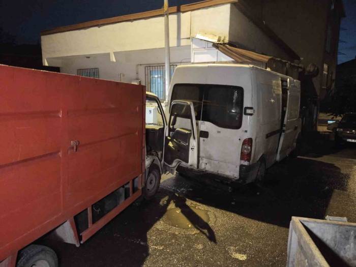 Çaldıkları Kamyonetle Park Halindeki Minibüse Çarptılar