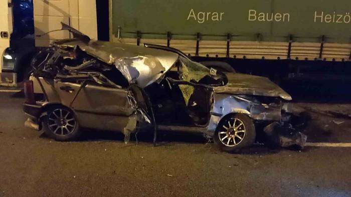 Tıra Çarpan Otomobil Hurdaya Döndü: 1 Yaralı