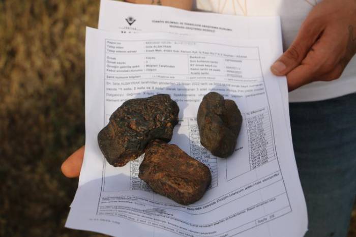 Tarlada Bulduğu Göktaşının Önce Analizini Yaptırdı, Şimdi De Açık Artırmayla Satışa Çıkardı