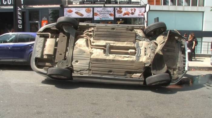 Esenyurt’ta Araçlara Çarparak Yan Yatan Alkollü Sürücünün Kullandığı Araç Kamerada