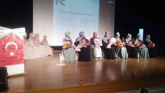 Mudanya’da Kız Hafızlar Taçlarını Giydi