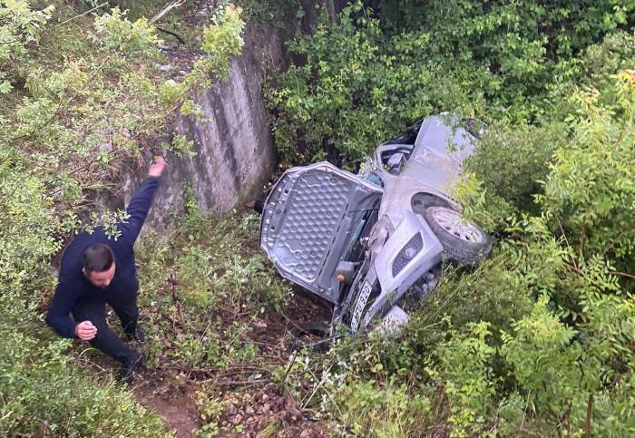 Kontrolden Çıkan Otomobil Uçuruma Yuvarlandı: 3 Yaralı