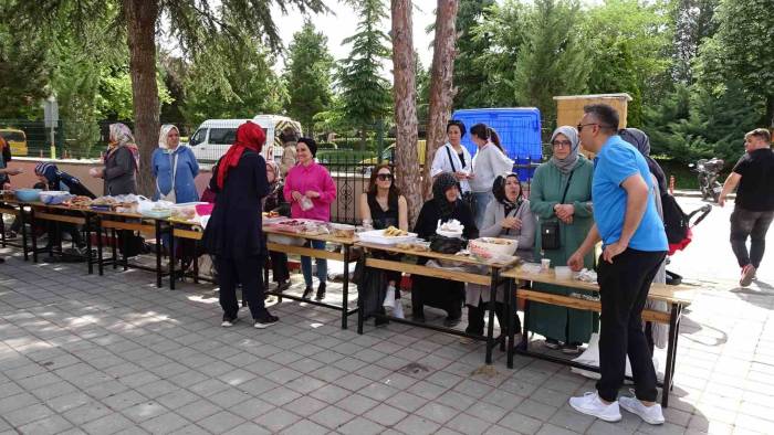 Kütahya Tavşanlı İstiklal Ortaokulu’nda Yardım Standları Ve Bahar Şenliği Coşkusu