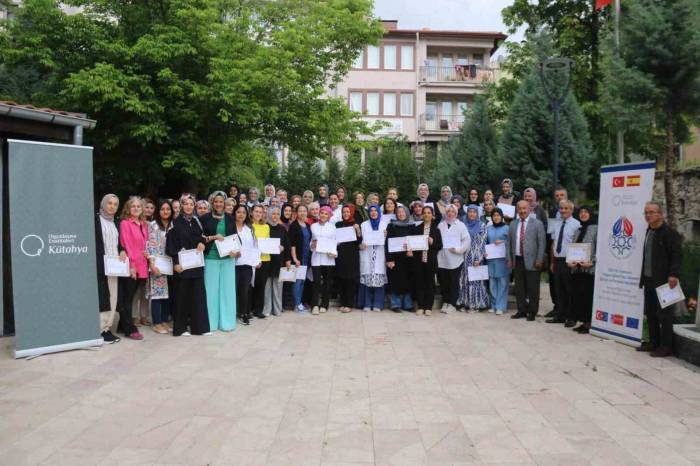 Kütahya’da Olgunlaşma Enstitüsü Personeline Başarı Ve Teşekkür Belgesi