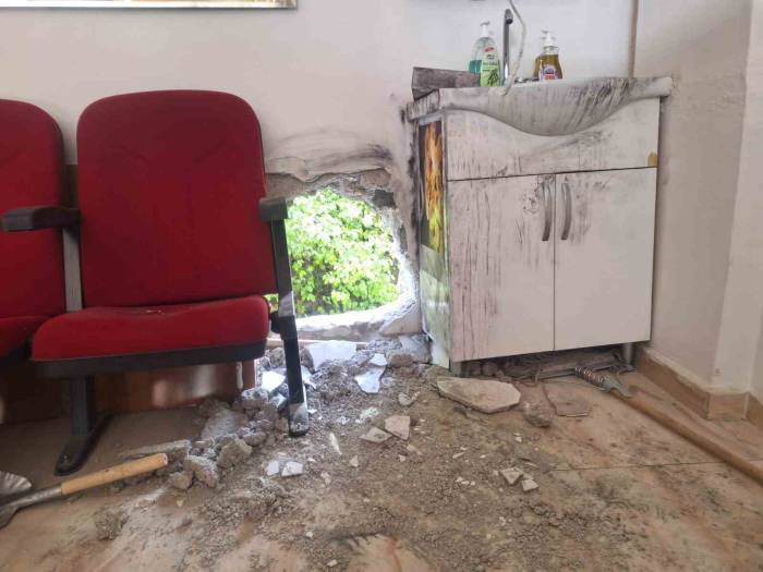 Duvarı Delip Kuyumcudan 3 Milyona Yakın Altın Ve Ziynet Eşyası Çaldılar