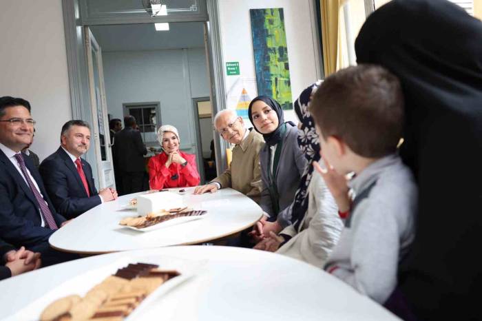 Bakan Göktaş, 24 Sene Sonra Brüksel’deki Aile Dükkânında Yeniden Kasaya Geçti