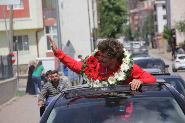 Avrupa İkincisi Güreşçi Memleketinde Coşkuyla Karşılandı