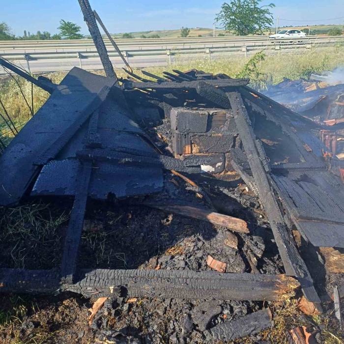 Babaeski’de 3 Ahır Çıkan Yangında Küle Döndü