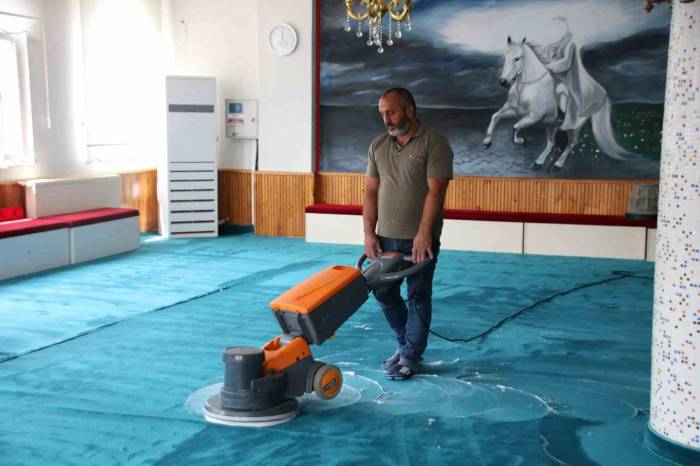 Derince’de İbadethaneler Temizleniyor