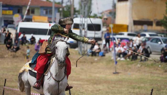 Asırlardır Oynanıyor: Kadın Ver Erkek Sporcuların At Üzerindeki Gösterisi Dikkat Çekti