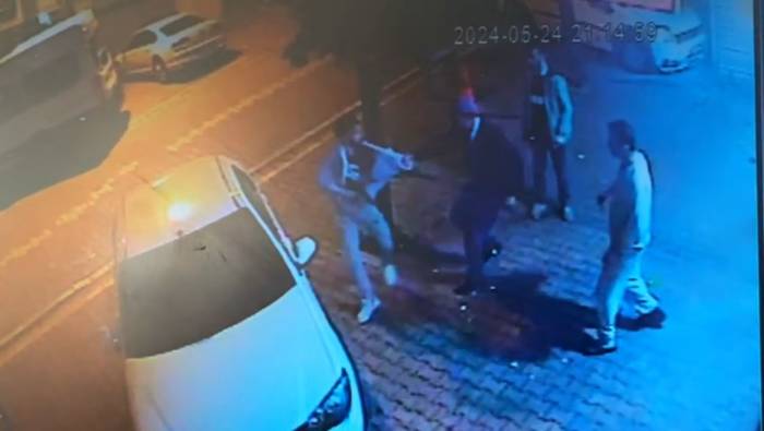 Oturma İzni Olmayan Arkadaşının Yakalanmasına Kızan Şahıs Ev Sahibine Kurşun Yağdırdı