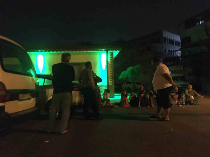 Telefon Başlayan Tartışma Sokakta Bıçaklı Kavgaya Dönüştü: 4 Yaralı