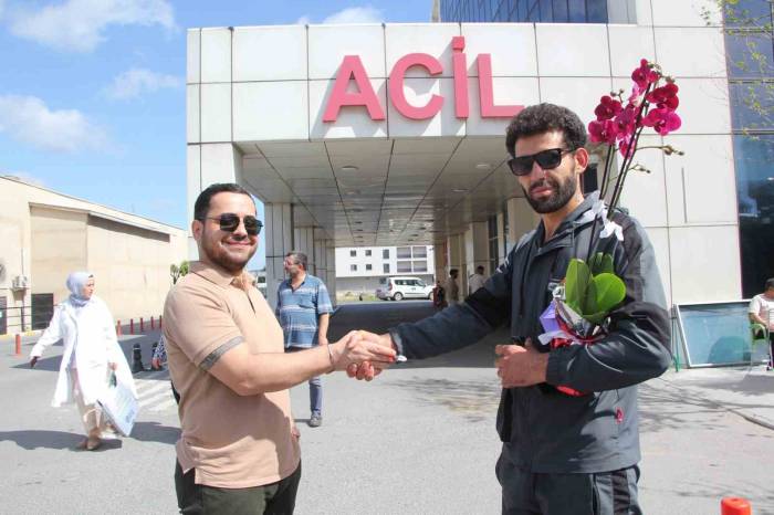 Kapısında Doğum Yaptığı Otelin Sahibinden Bedava Konaklama Ve Altın