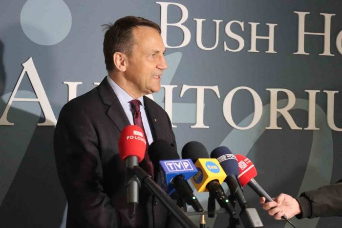 Polonya Dışişleri Bakanı Sikorski: “Avrupa Yeniden Silahlanmalı”