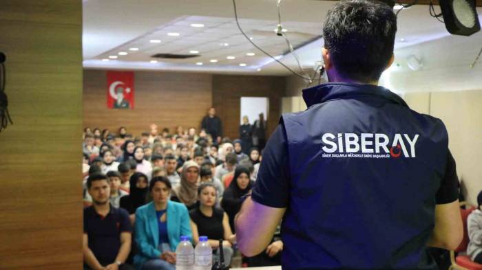 Emniyetten Öğrencilere Siber Eğitimi
