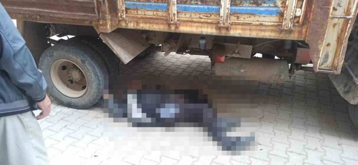 Gediz’de Yaşlı Adam Kamyonetin Altında Kaldı