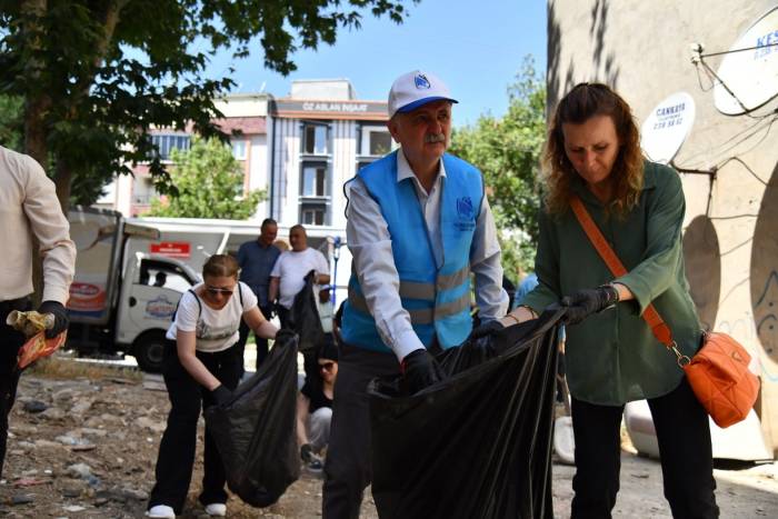 Başkan Balaban Ve Çevreciler 2 Buçuk Ton Çöp Topladı