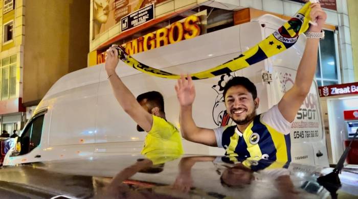 Ağrı’da Şampiyonluk Kutlamasına Fenerbahçeliler Bayraklarıyla Katıldı